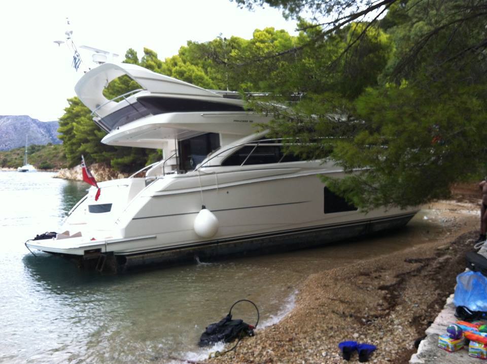 Η κακοκαιρία έριξε το πολυτελές γιοτ σε παραλία της Ιθάκης – ΦΩΤΟ