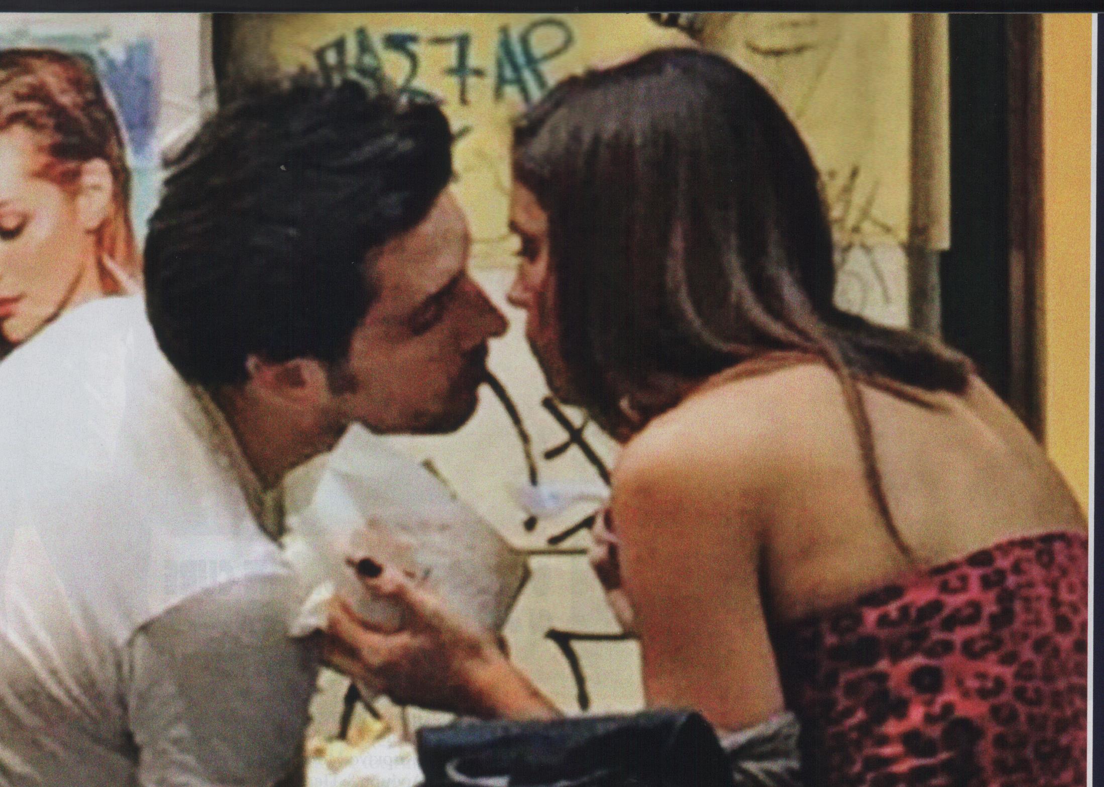 Τα καυτά φιλιά της Συνατσάκη με το νέο της σύντροφο – ΦΩΤΟ