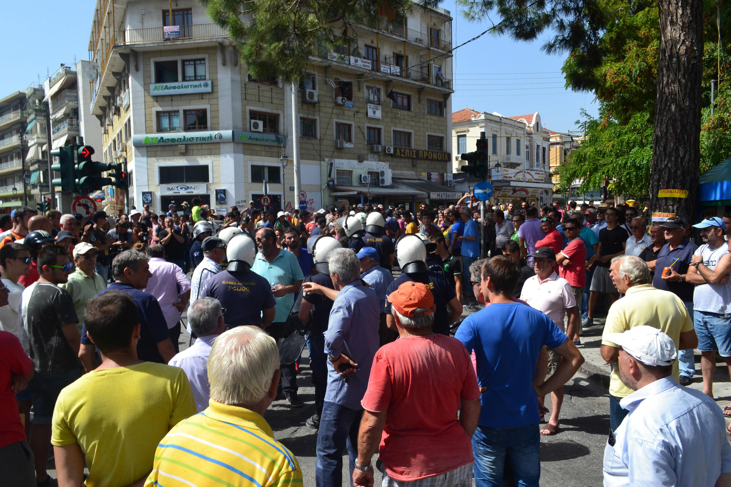 Διανομή φαγητού σε πρόσφυγες από τον Ερυθρό Σταυρό