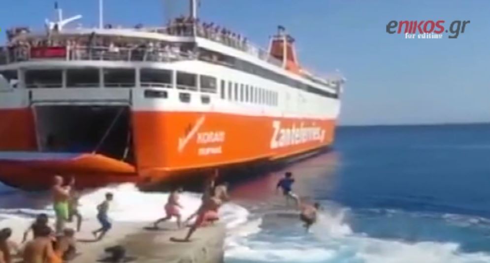 Βούτηξαν στο λιμάνι για να αποχαιρετήσουν τους τουρίστες – ΒΙΝΤΕΟ