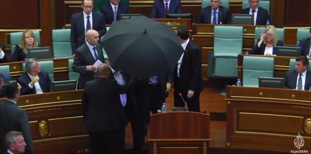 Βουλευτές έριξαν αυγά στον πρωθυπουργό του Κοσόβου – ΒΙΝΤΕΟ