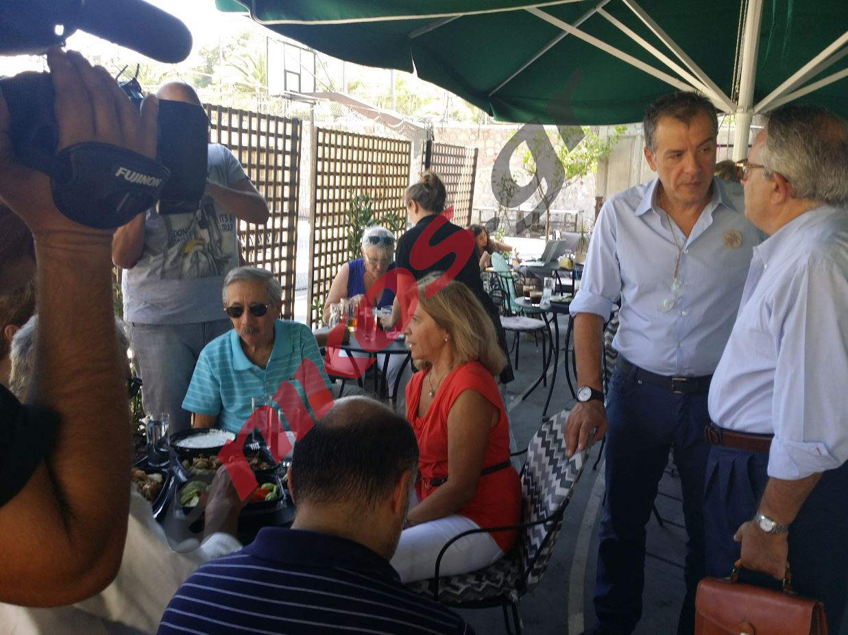 Τραπέζι του Θεοδωράκη στους δημοσιογράφους με φαγητό από την… μητέρα του – ΦΩΤΟ