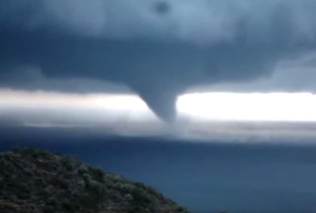 Σπάνιο φαινόμενο: Εντυπωσιακός υδροστρόβιλος στα Μέθανα – ΒΙΝΤΕΟ