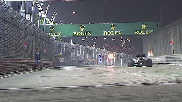 Θεατής έκανε… βόλτες στην πίστα της Σιγκαπούρης την ώρα του γκραν πρι – ΒΙΝΤΕΟ