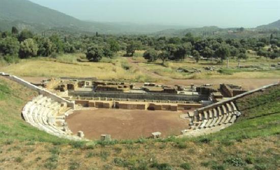 Αναστηλώνεται η δυτική δωρική στοά της Αγοράς στην αρχαία Μεσσήνη