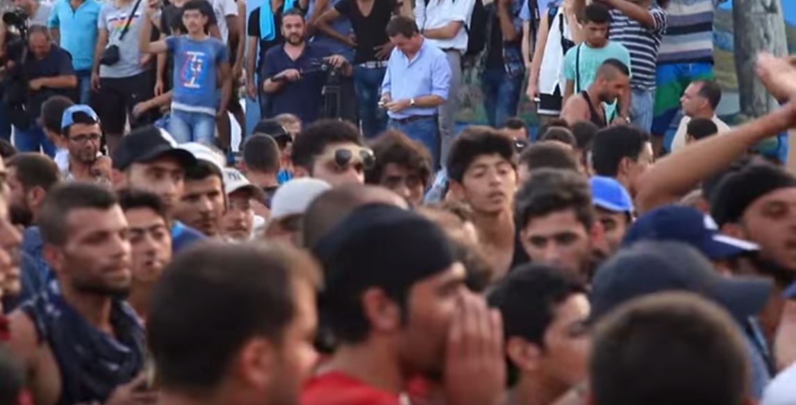 Χιλιάδες Ιταλοί θα περπατήσουν ξυπόλυτοι για τους πρόσφυγες