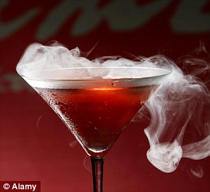 18χρονη ήπιε σφηνάκι με υγρό άζωτο και… εξερράγη το στομάχι της – ΦΩΤΟ