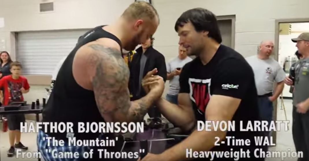 Το “βουνό” του Game of Thrones τα έβαλε με επαγγελματία αθλητή μπραντεφέρ – ΒΙΝΤΕΟ