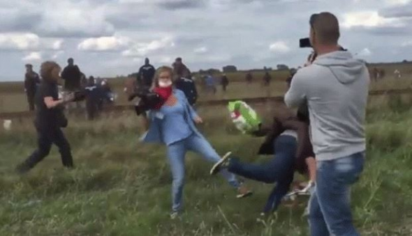 Ποινική έρευνα σε βάρος της εικονολήπτριας που κλώτσησε τον πρόσφυγα