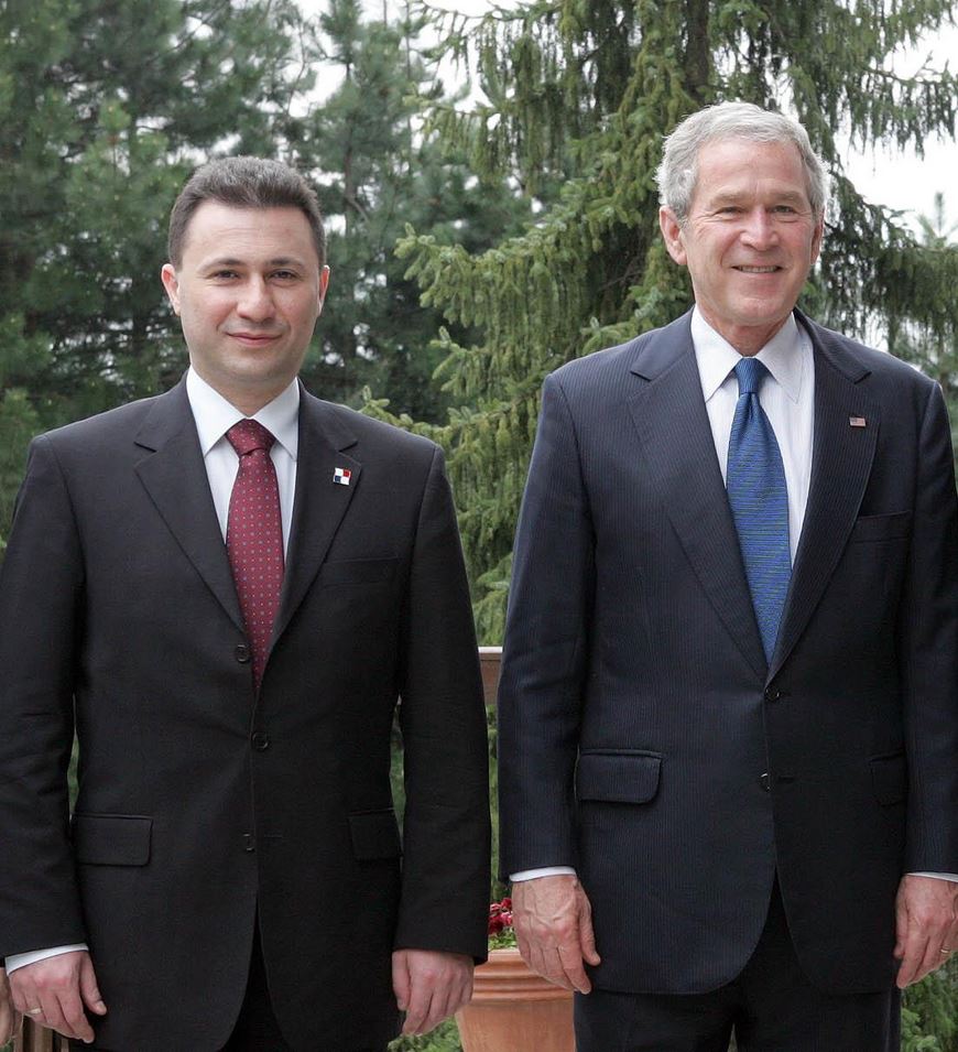 Ο Γκρουέφσκι παρασημοφόρησε τον Τζόρτζ Μπους