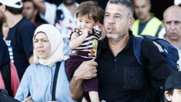 Κατά χιλιάδες φθάνουν οι πρόσφυγες σε Γερμανία και Αυστρία