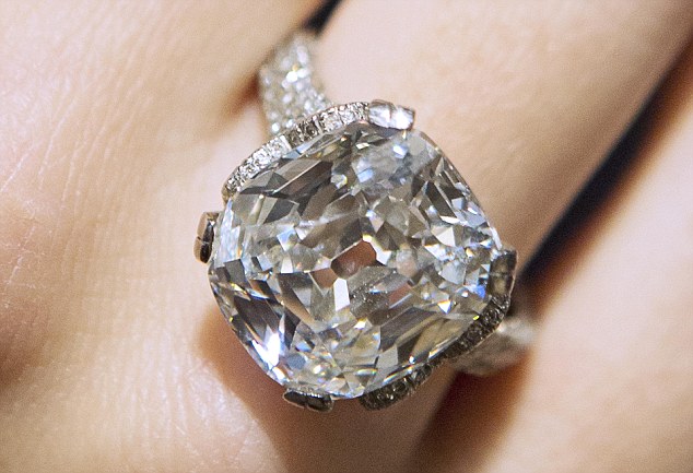 Κατάπιε διαμάντι 245.000 ευρώ για να το βγάλει λαθραία από τη χώρα