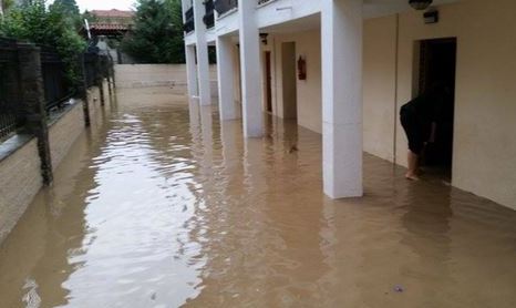 Τουρίστες με σκούπες καθαρίζουν τα ξενοδοχεία από τα λασπόνερα – ΦΩΤΟ