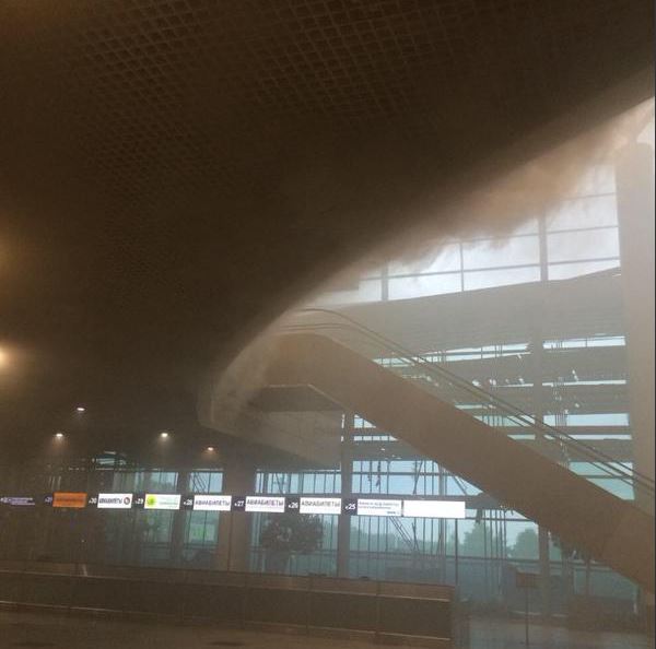 Φωτιά στο αεροδρόμιο Ντομοντέντοβο της Μόσχας – ΦΩΤΟ