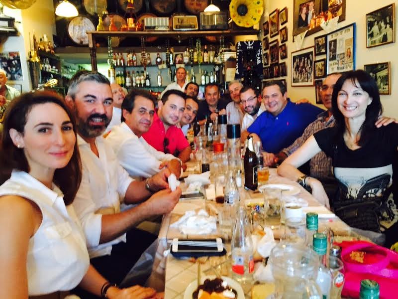 Ο Καμμένος έφαγε με “φίλους” σε ταβέρνα του Πειραιά – ΦΩΤΟ