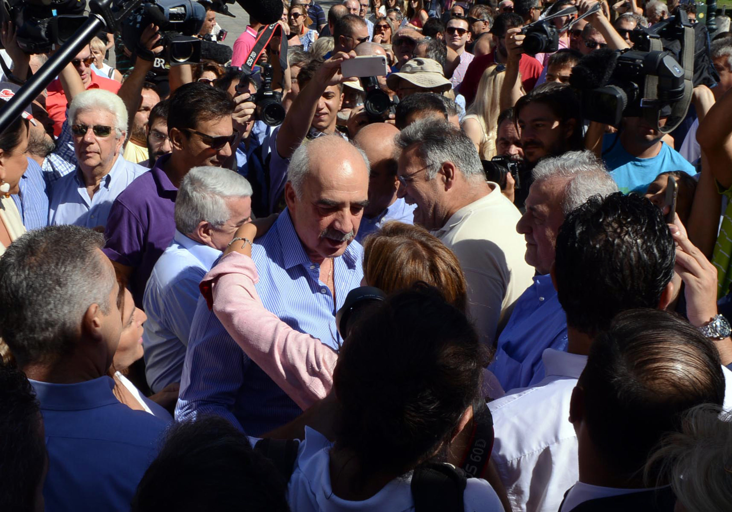 Ο Μεϊμαράκης στο κεντρικό περίπτερο της ΝΔ στο Σύνταγμα – ΦΩΤΟ