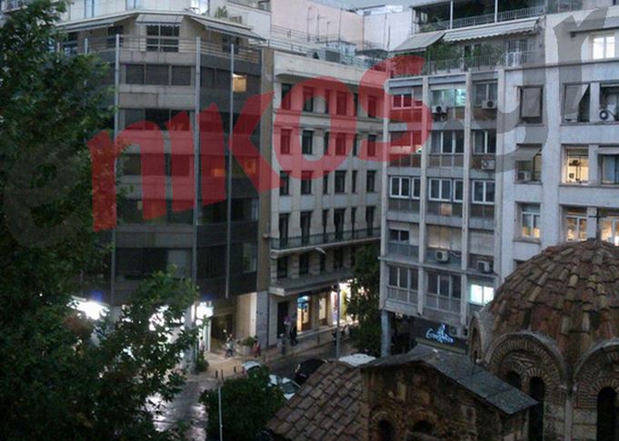 Ανοιχτά φώτα στην Ερμού – Σκοτάδι στην Αθήνα – ΦΩΤΟ