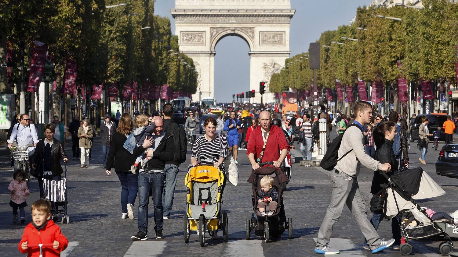 Πεζοί και ποδηλάτες “κατέλαβαν” το κέντρο του Παρισιού – ΦΩΤΟ