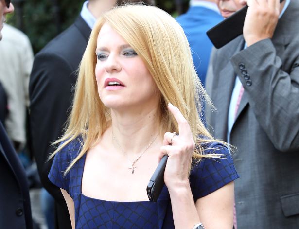 Το εντυπωσιακό μωβ στενό φόρεμα της Τζάκρη – ΦΩΤΟ