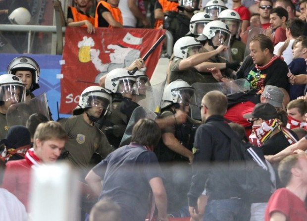 Η επέμβαση των ΜΑΤ στην κερκίδα των Γερμανών στο Γεώργιος Καραϊσκάκης – ΒΙΝΤΕΟ