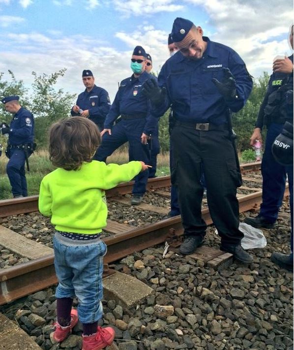 Προσφυγόπουλο προσφέρει μπισκότο σε αστυνομικό – ΦΩΤΟ