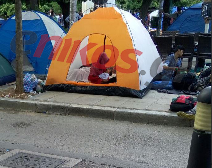 Συγκλονίζει η εικόνα του βρέφους σε σκηνή στην πλατεία Βικτωρίας – ΦΩΤΟ