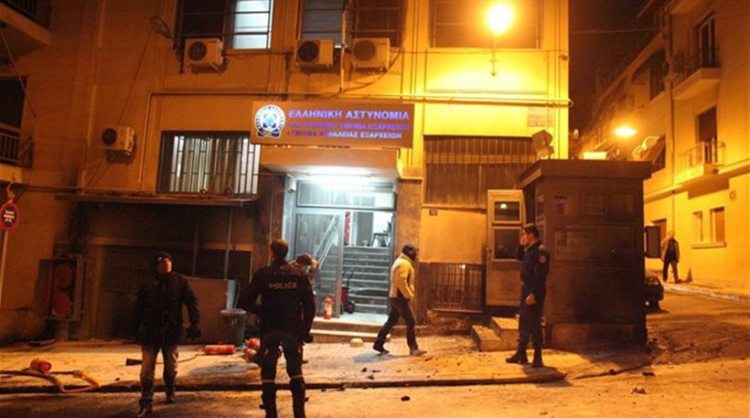 Εννέα προσαγωγές στην επίθεση με μολότοφ στα Εξάρχεια