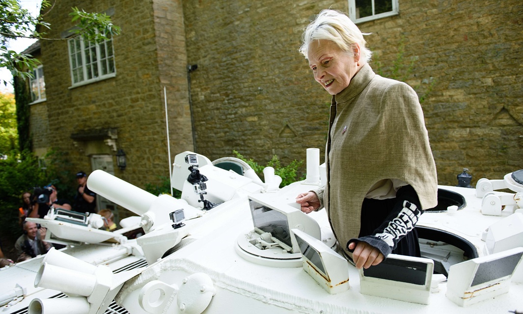 Η Βίβιεν Γουέστγουντ διαδηλώνει έξω από το σπίτι του Kάμερον – ΦΩΤΟ