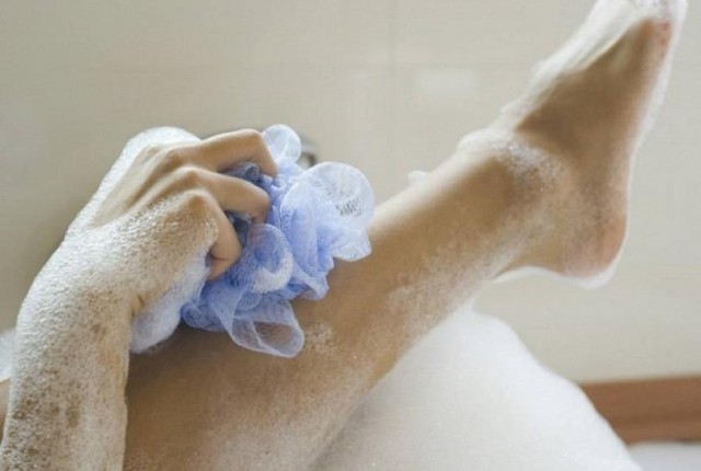 Πώς να απολυμαίνετε το σφουγγάρι του μπάνιου σας