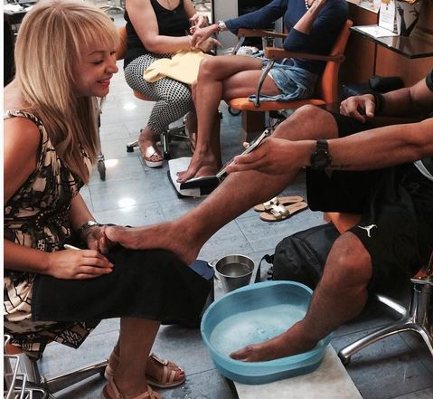 Ποιος ηθοποιός πήγε για… πεντικιούρ; – ΦΩΤΟ