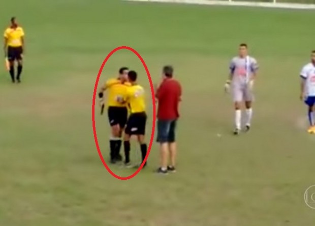 Διαιτητής έβγαλε πιστόλι στο γήπεδο – ΒΙΝΤΕΟ