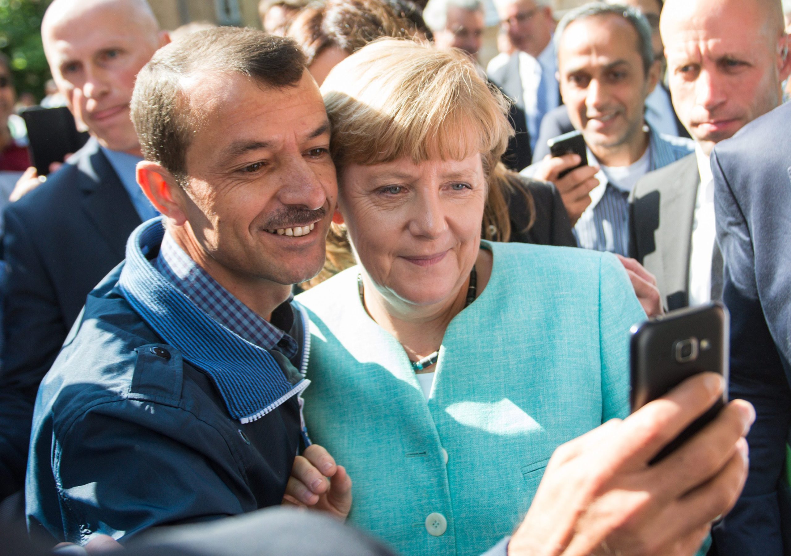Πρόσφυγες βγάζουν selfie με την Μέρκελ – ΦΩΤΟ