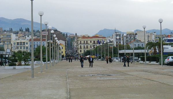 Επικό μήνυμα σε φοιτήτριες που κυκλοφορούσαν γυμνές στο σπίτι τους – ΦΩΤΟ