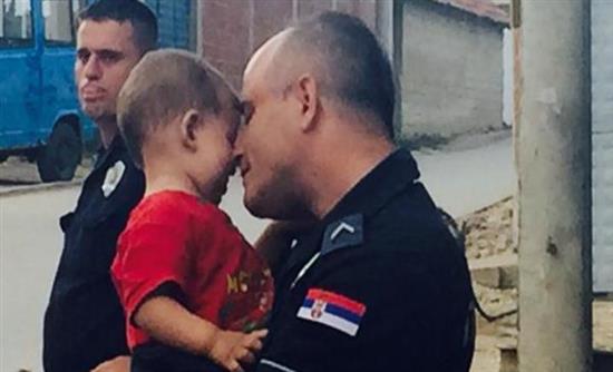 Η αγκαλιά που συγκλόνισε όλον τον κόσμο – ΦΩΤΟ