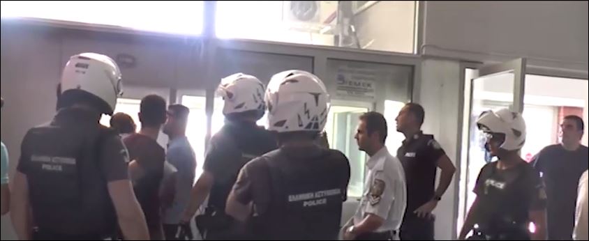 Χειροπέδες στους νεαρούς που πέταξαν γιαούρτι στον Κικίλια – ΒΙΝΤΕΟ