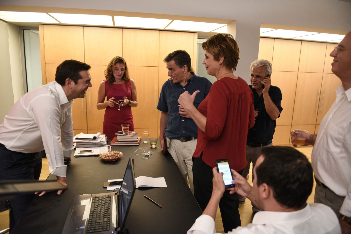 Τα… στοιχήματα στην Κουμουνδούρου για το αποτέλεσμα των εκλογών – ΦΩΤΟ