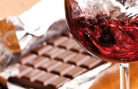 Κόκκινο κρασί και μαύρη σοκολάτα μπορούν να «φρενάρουν» το Αλτσχάιμερ