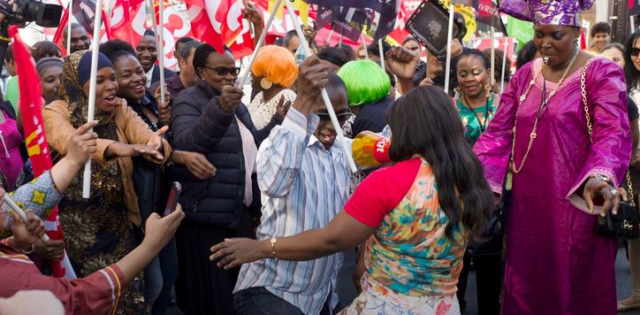 Οι καμαριέρες που διοργάνωσαν εβδομάδα μόδας για φτωχούς