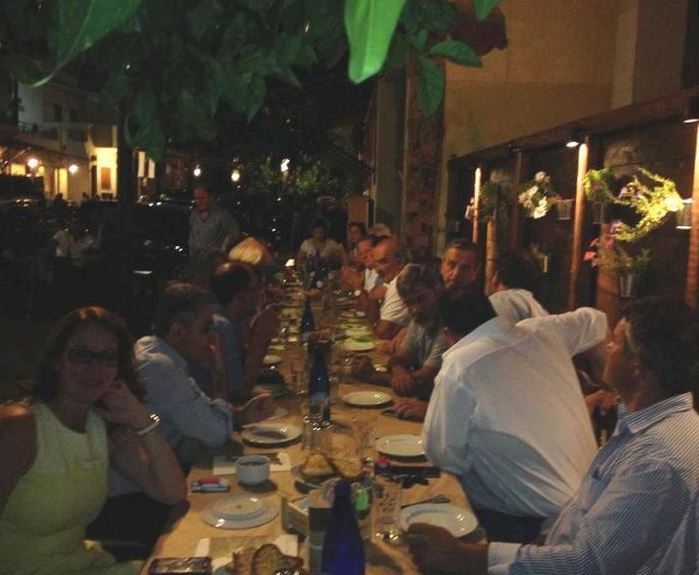 Ο Σαμαράς σε ταβέρνα της Κυπαρισσίας – ΦΩΤΟ