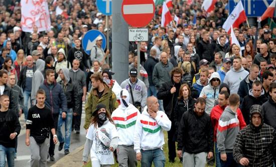 Διαδηλώσεις υπέρ και κατά των προσφύγων στην Κεντρική Ευρώπη