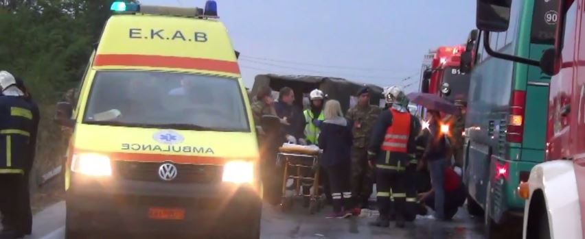 Σοβαρό τροχαίο λεωφορείου με στρατιωτικό τζιπ στα Τρίκαλα – ΒΙΝΤΕΟ