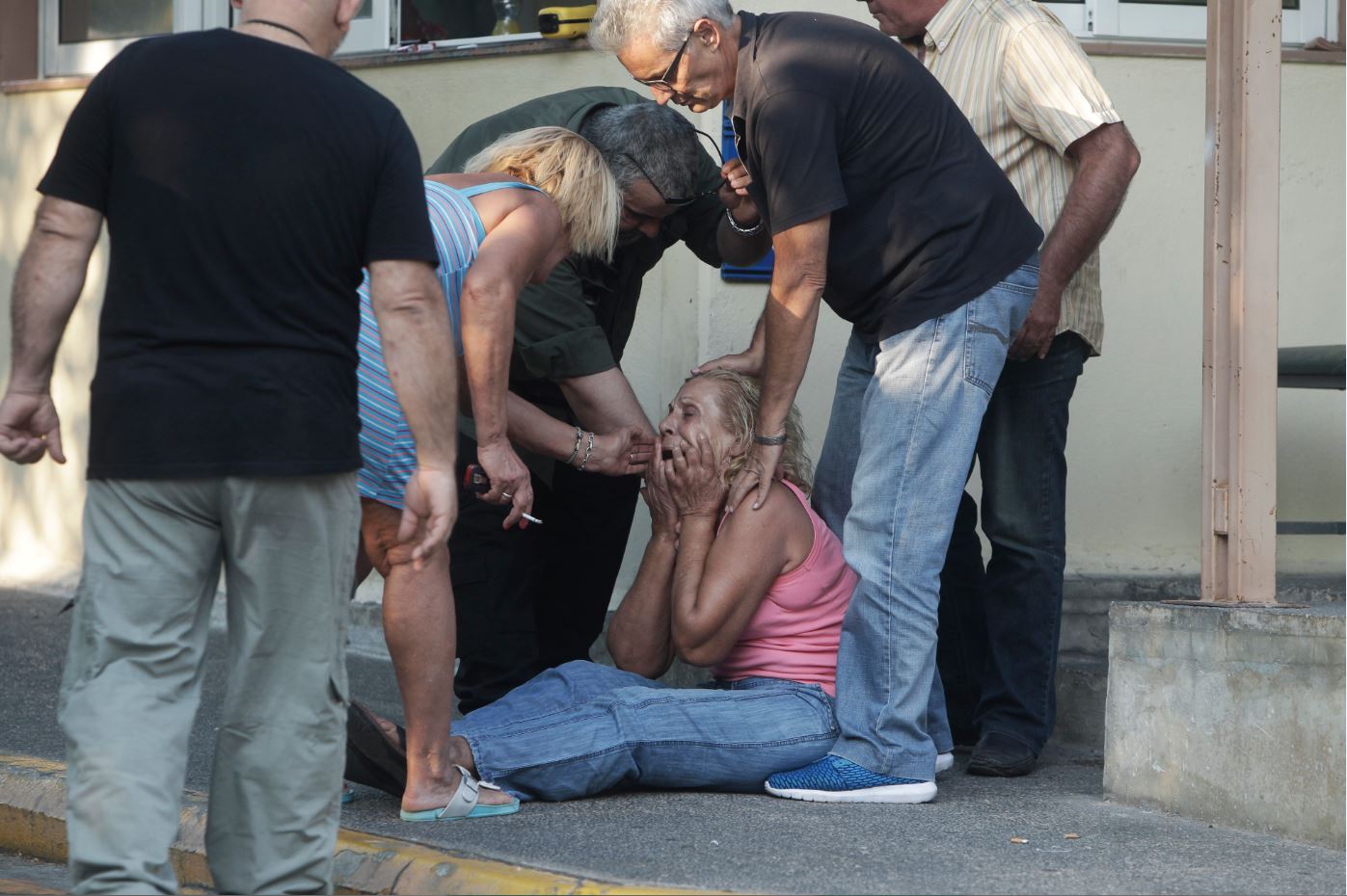 Συγκλονιστικές εικόνες από την τραγωδία στο Δαφνί