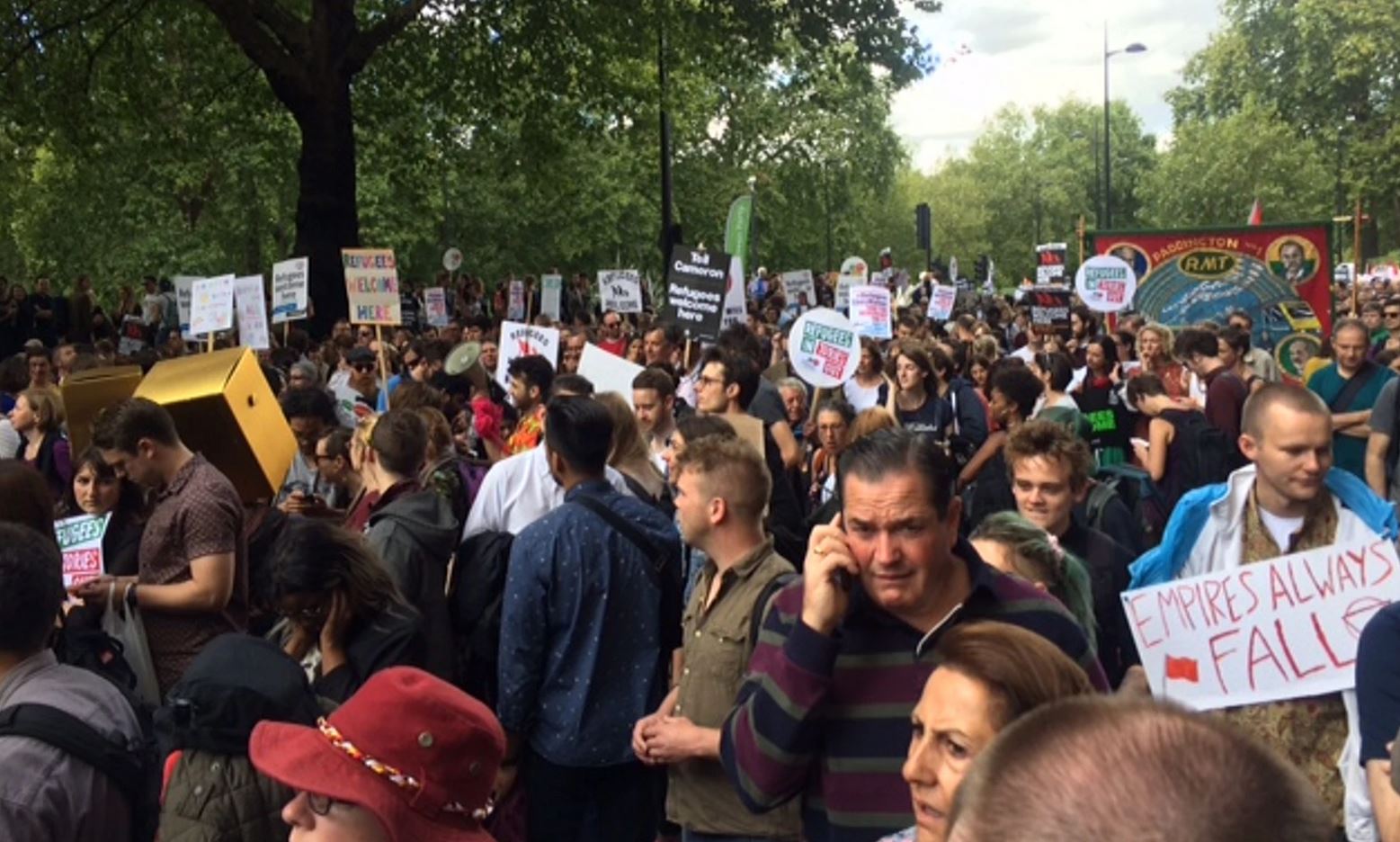 Βρετανία – Δανία: Χιλιάδες άνθρωποι διαδηλώνουν υπέρ των προσφύγων – ΦΩΤΟ