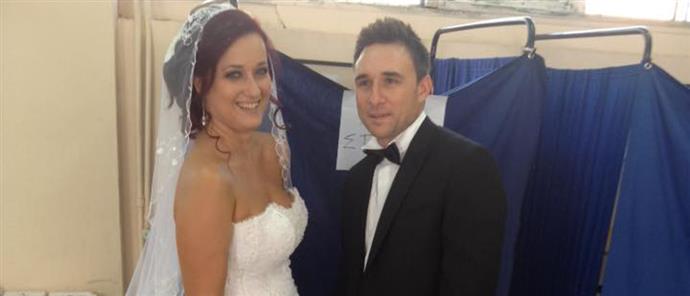 Πήγαν να ψηφίσουν με νυφικό και γαμπριάτικο κοστούμι – ΦΩΤΟ