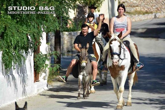 Με το γάιδαρο στο εκλογικό τμήμα – ΦΩΤΟ
