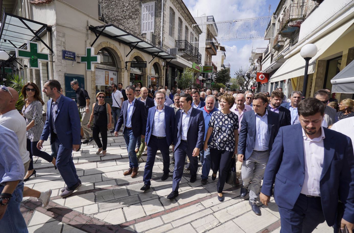 Ο ηλικιωμένος που αγκάλιασε και φίλησε τον Τσίπρα – ΦΩΤΟ