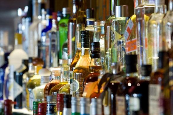 Έκλεβαν ποτά από σούπερ μάρκετ και τα πουλούσαν