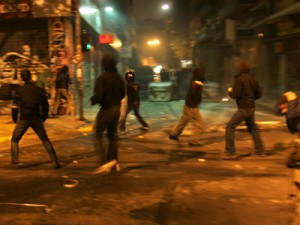 Επίθεση με μολότοφ στο αστυνομικό τμήμα Εξαρχείων – ΤΩΡΑ