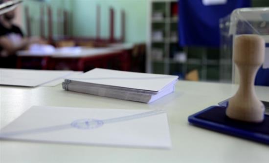 Αποχή και αναποφάσιστοι κρίνουν τον νικητή