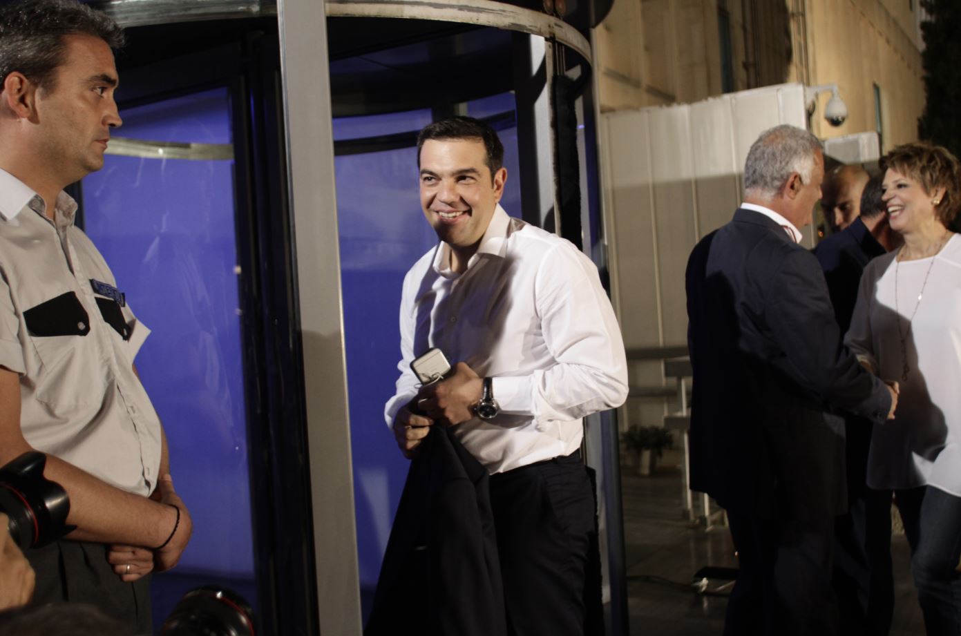 Με το κινητό και το σακάκι στο χέρι έφθασε στην ΕΡΤ ο Τσίπρας – ΦΩΤΟ